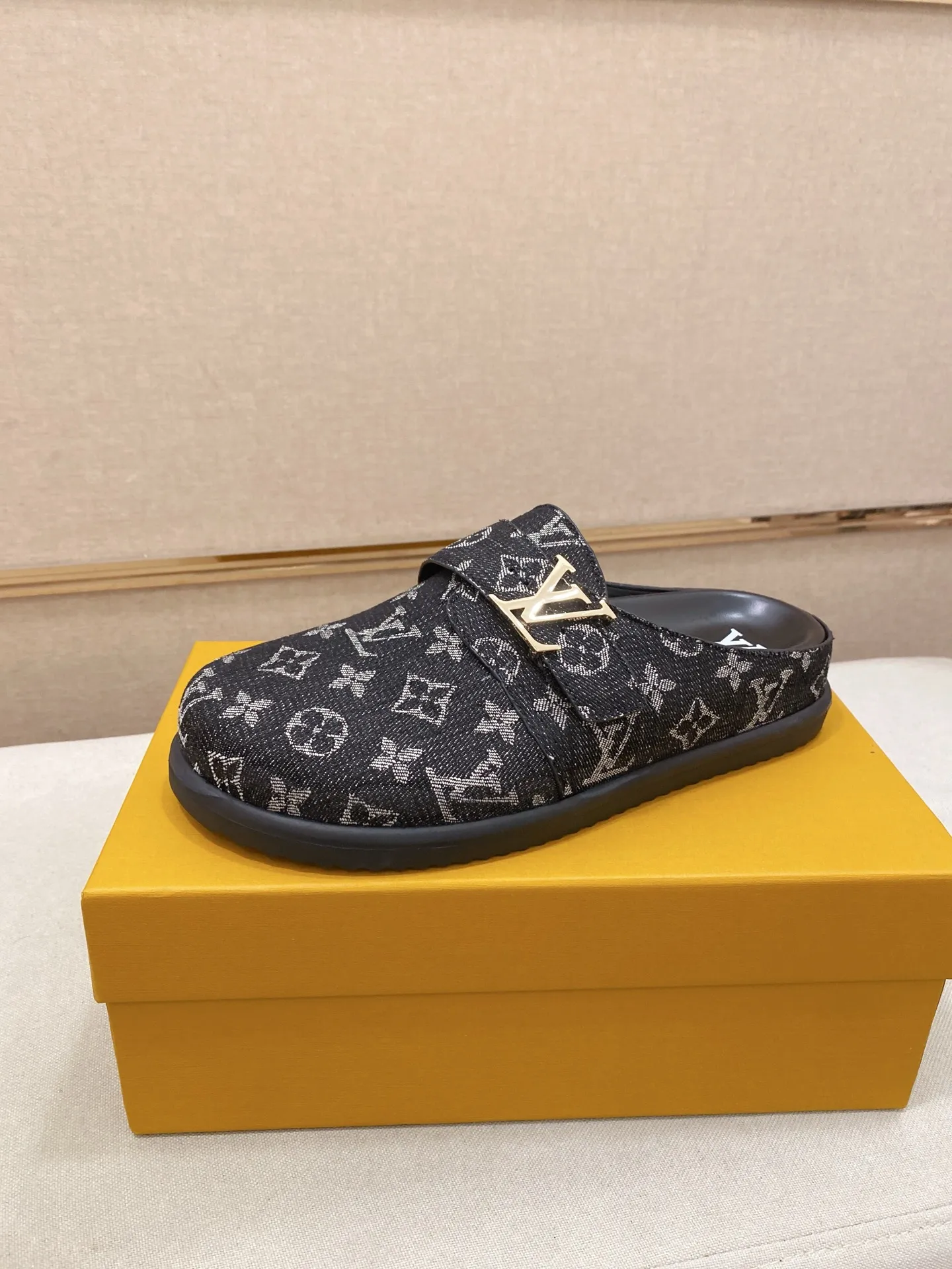 Men's shoes💰: 200💰38-45, LV Easy 2025 new men's casual sandals and slippers, made of suede cow leather, with Monogram pattern to highlight the trendy style. Adjustable straps illuminated with LV letters, while a resilient insole and micro outsole provide lightweight comfort. Made of suede cow leather with embossed Monogram pattern and brand element metal hardware✅Adjustable straps➕Tough insole‼ ️Micro outsole. Comfortable and easy to wear‼ ️